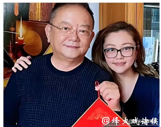 77岁王刚近况曝光!三婚娶小20岁美女教授,为了17岁儿子奔波不停 77岁王刚近况曝光!三婚娶小20岁美女教授,为了17岁儿子奔波不停