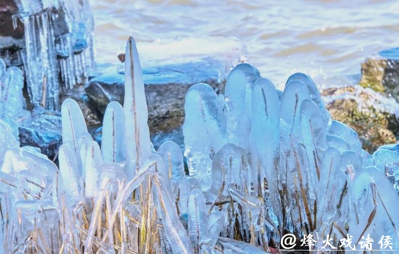 辽宁盘锦：冰凌盛景 冬日奇观